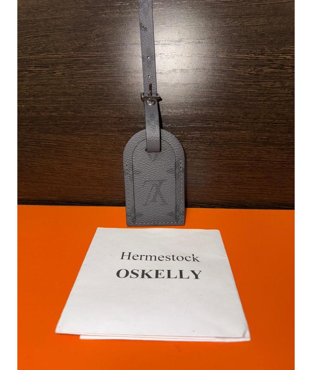 LOUIS VUITTON Серый брелок, фото 4