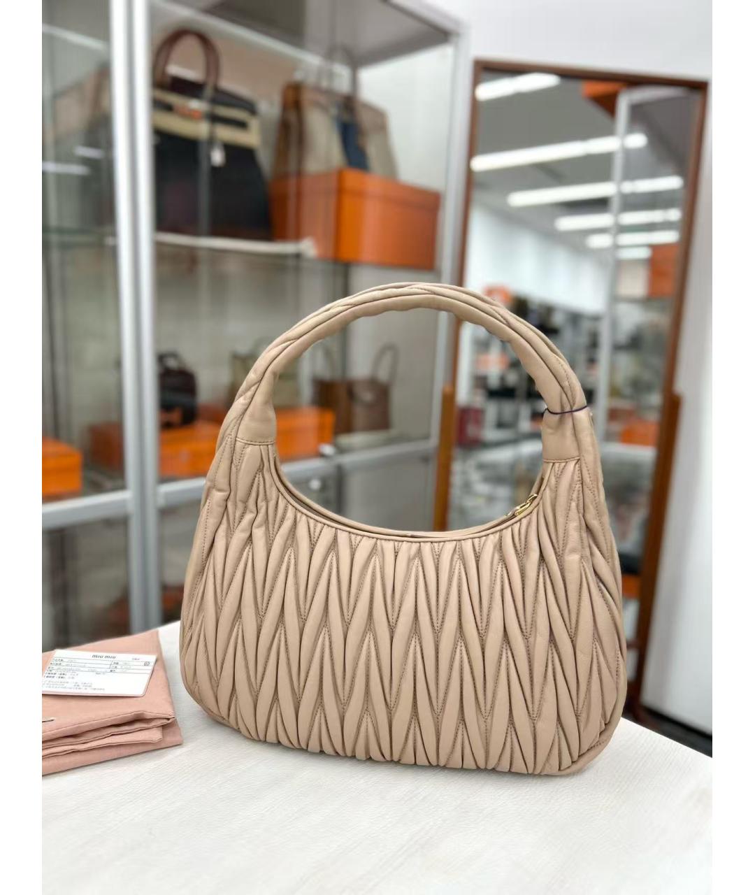MIU MIU Бежевая кожаная сумка с короткими ручками, фото 2
