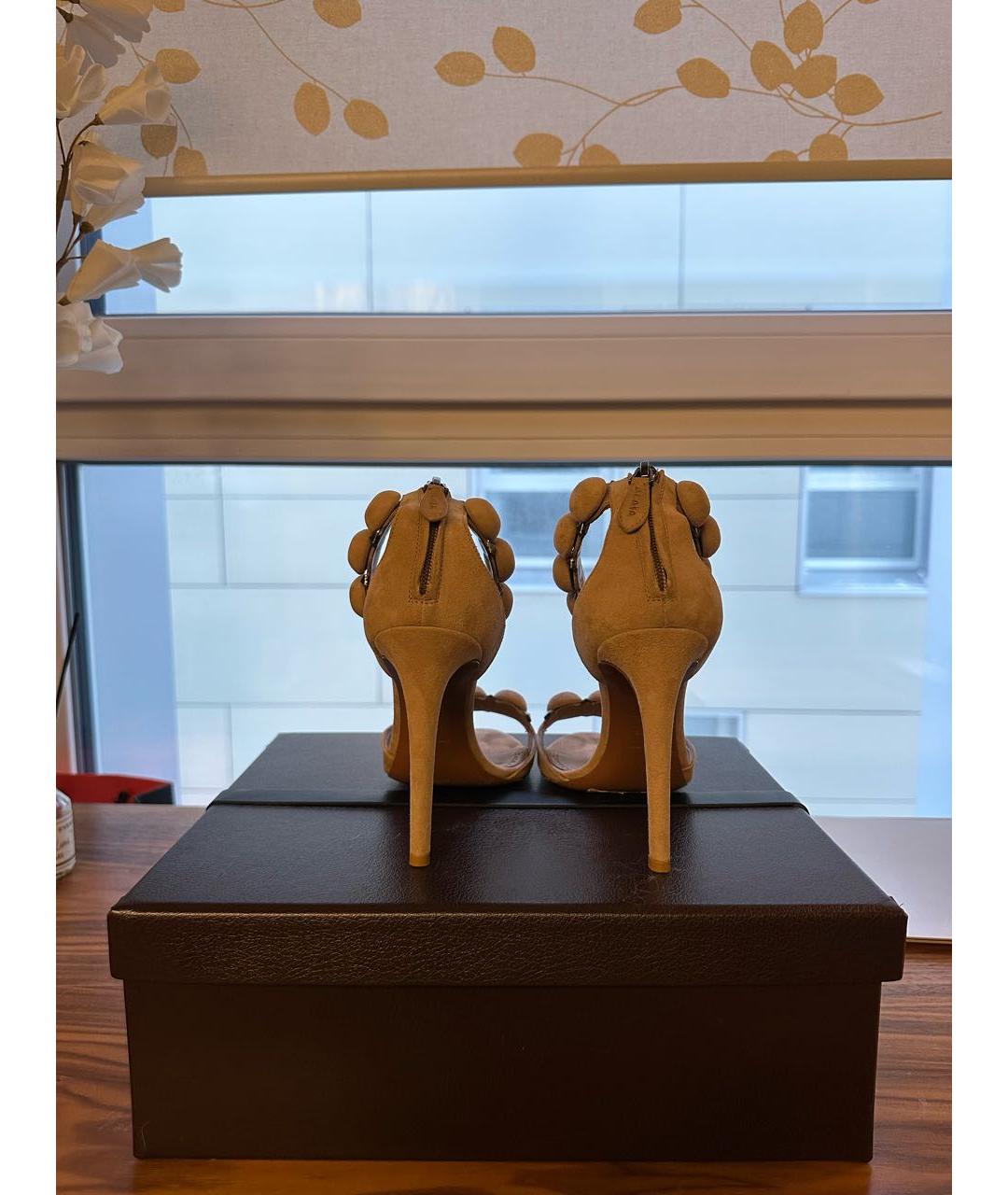 ALAIA Бежевые замшевые босоножки, фото 3