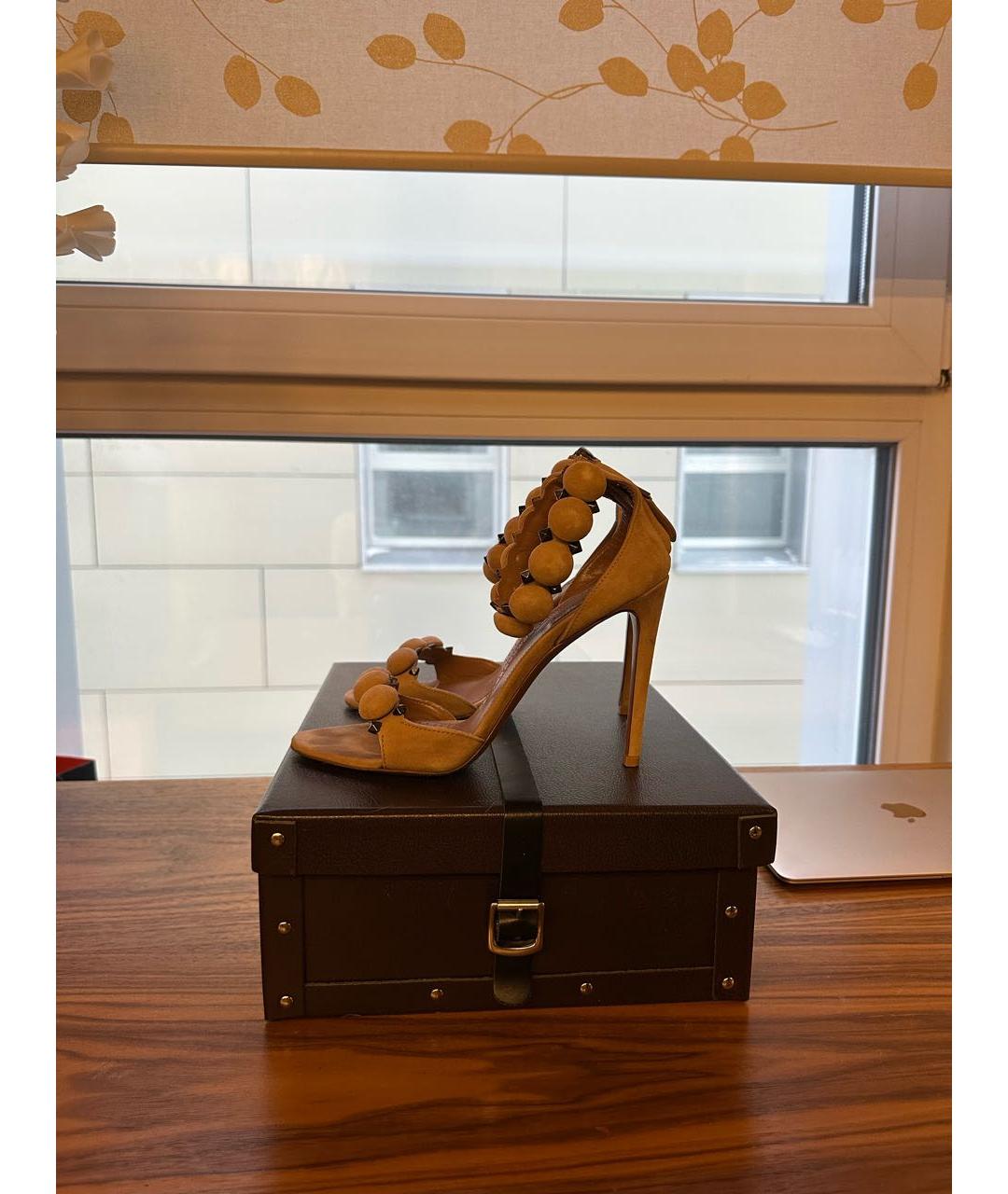 ALAIA Бежевые замшевые босоножки, фото 5