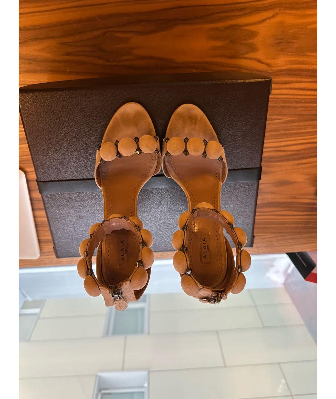 ALAIA Бежевые замшевые босоножки, фото 2