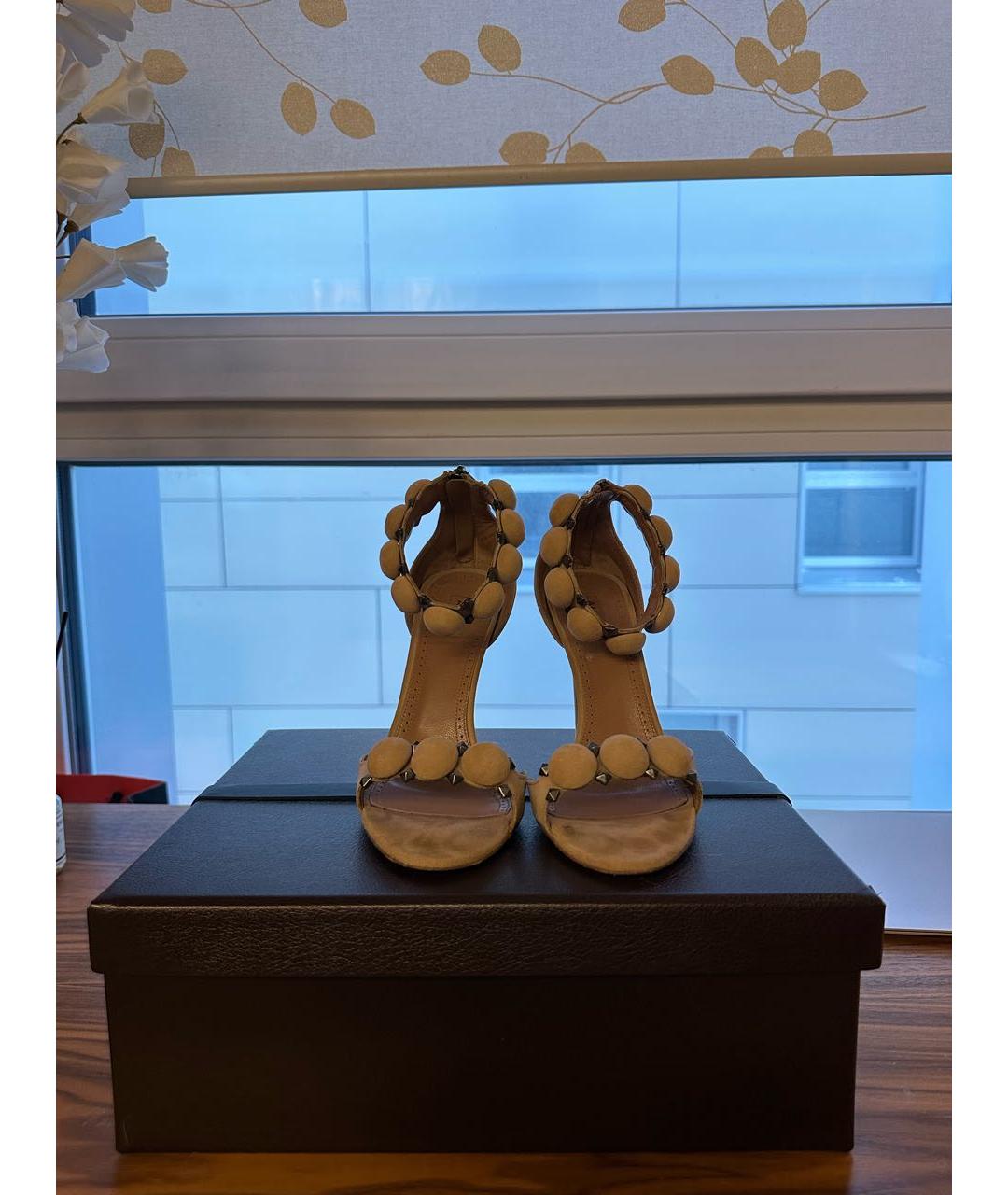 ALAIA Бежевые замшевые босоножки, фото 4