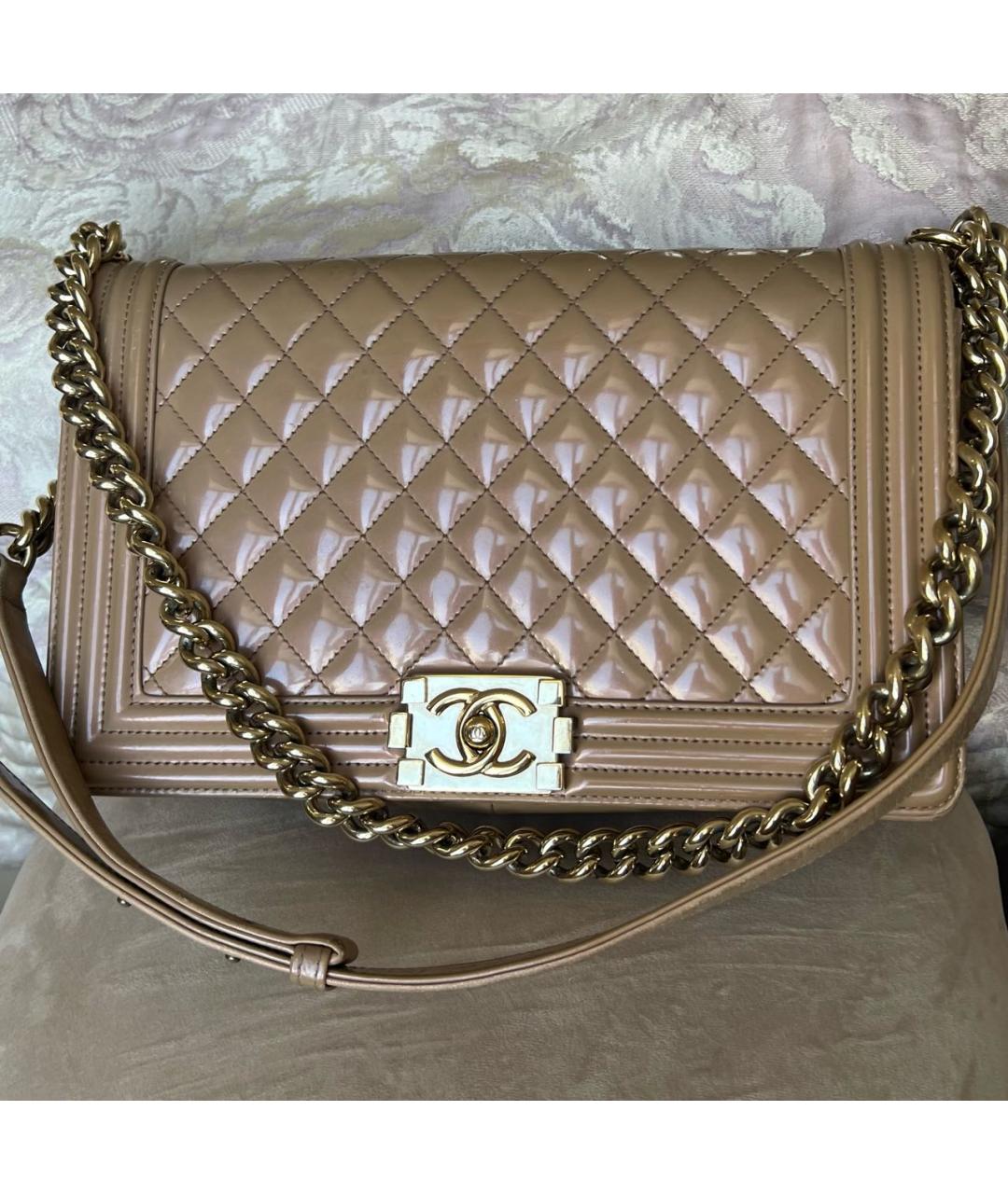 CHANEL Бежевая сумка через плечо из лакированной кожи, фото 2