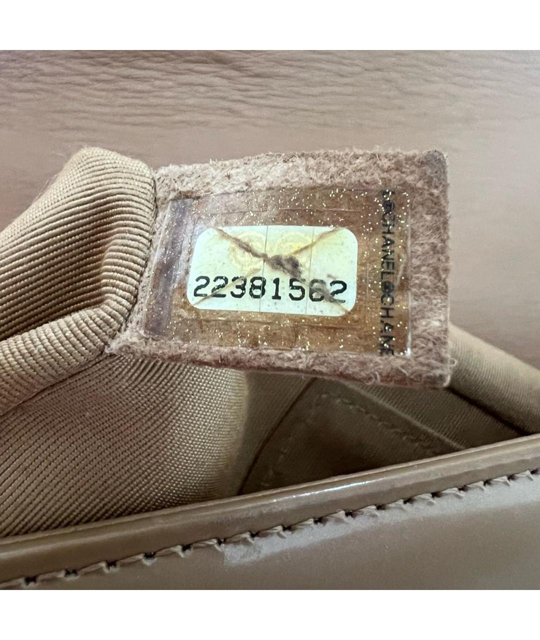 CHANEL Бежевая сумка через плечо из лакированной кожи, фото 6