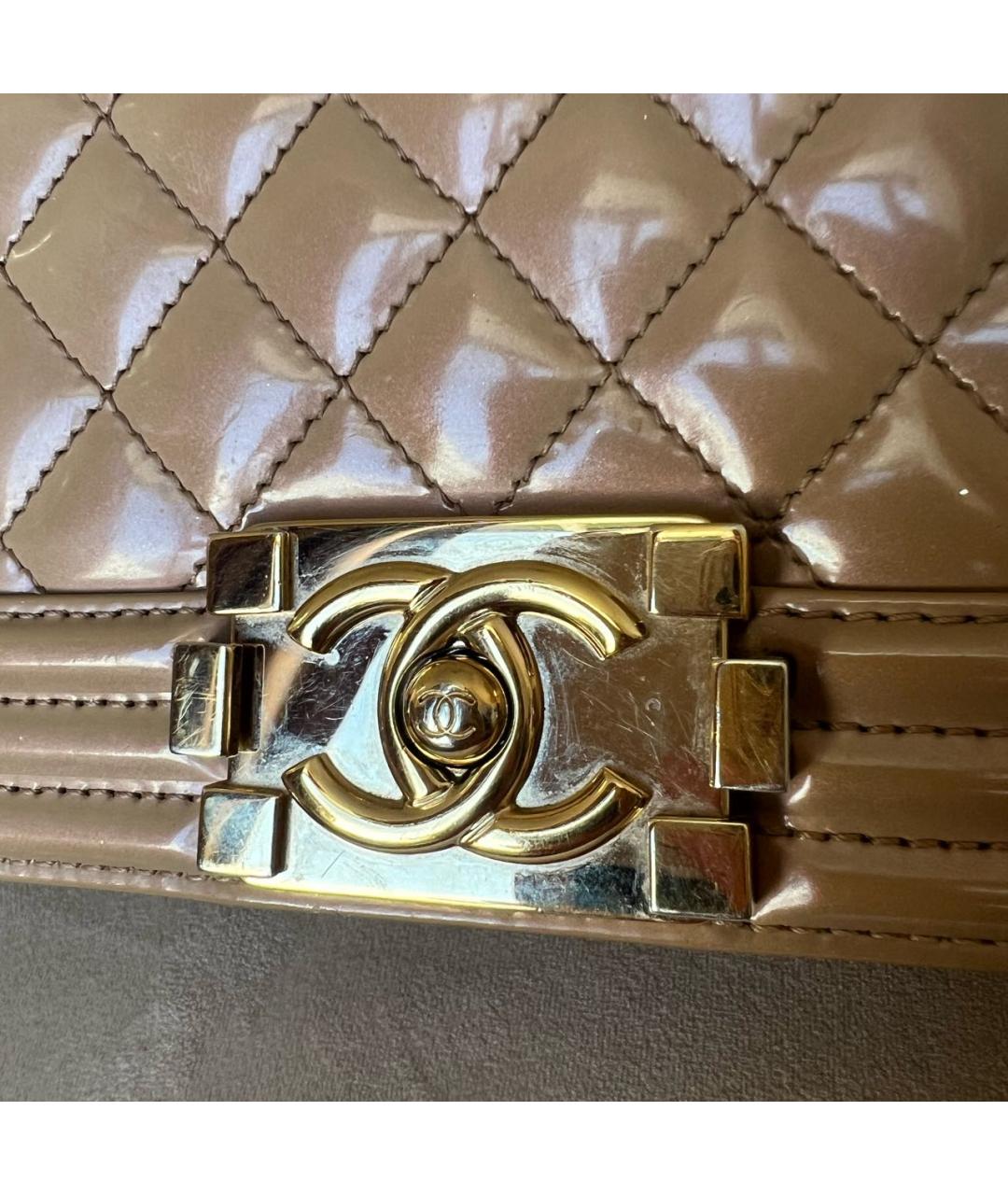 CHANEL Бежевая сумка через плечо из лакированной кожи, фото 3