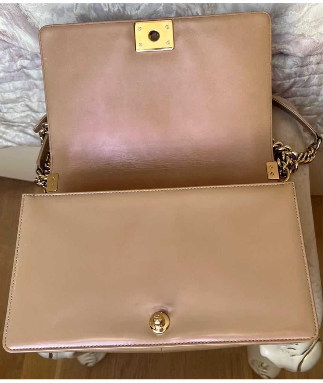 CHANEL Бежевая сумка через плечо из лакированной кожи, фото 7