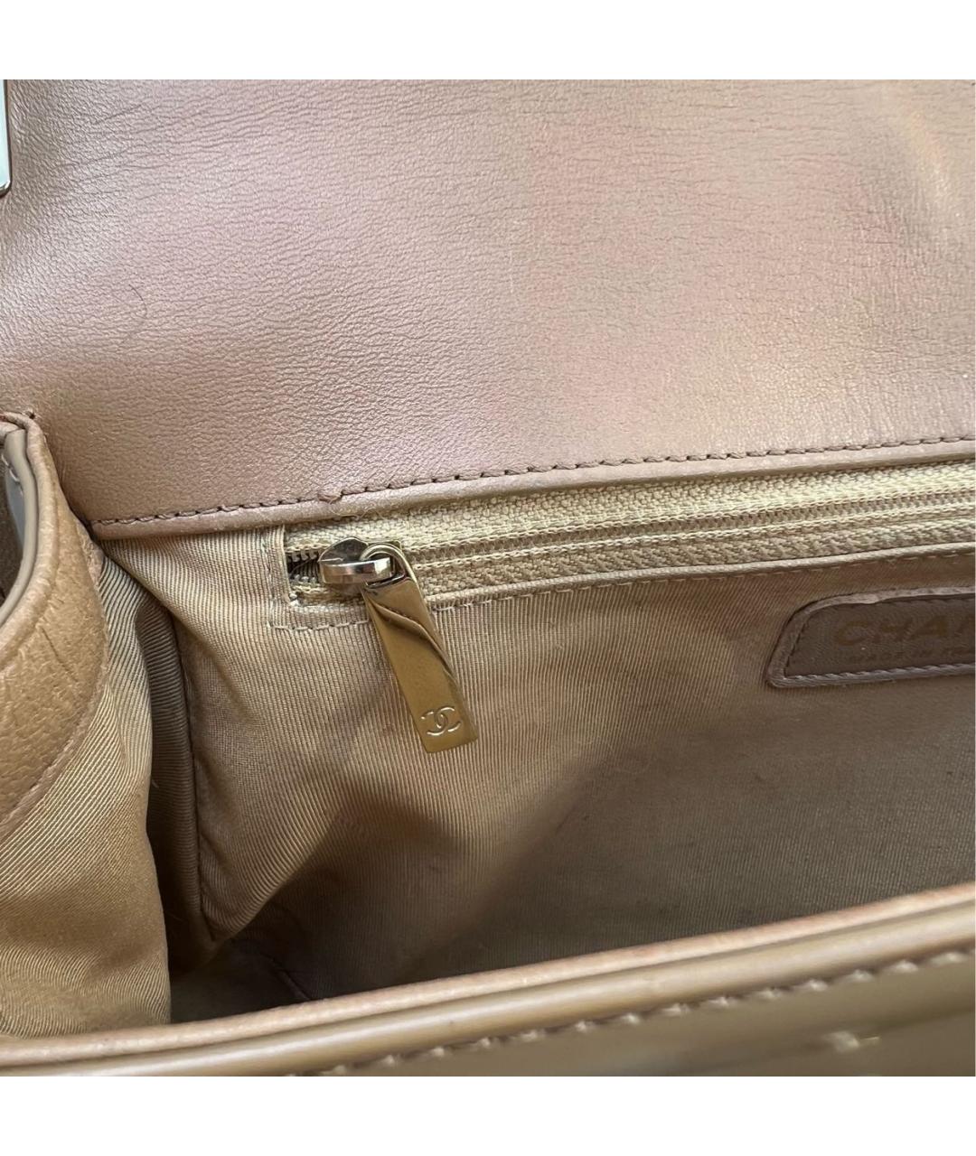 CHANEL Бежевая сумка через плечо из лакированной кожи, фото 5