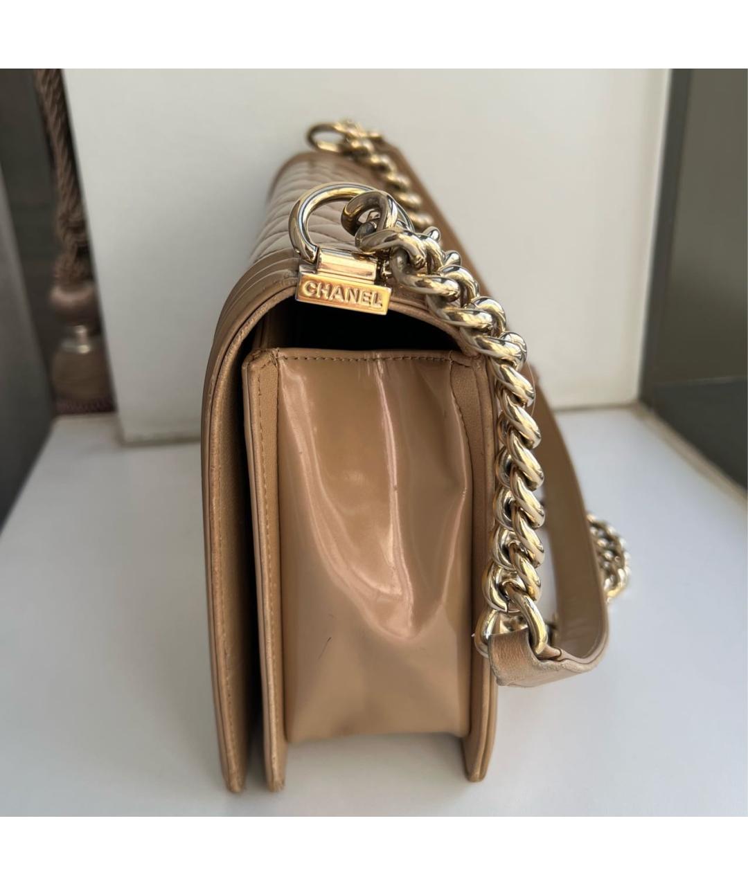 CHANEL Бежевая сумка через плечо из лакированной кожи, фото 4