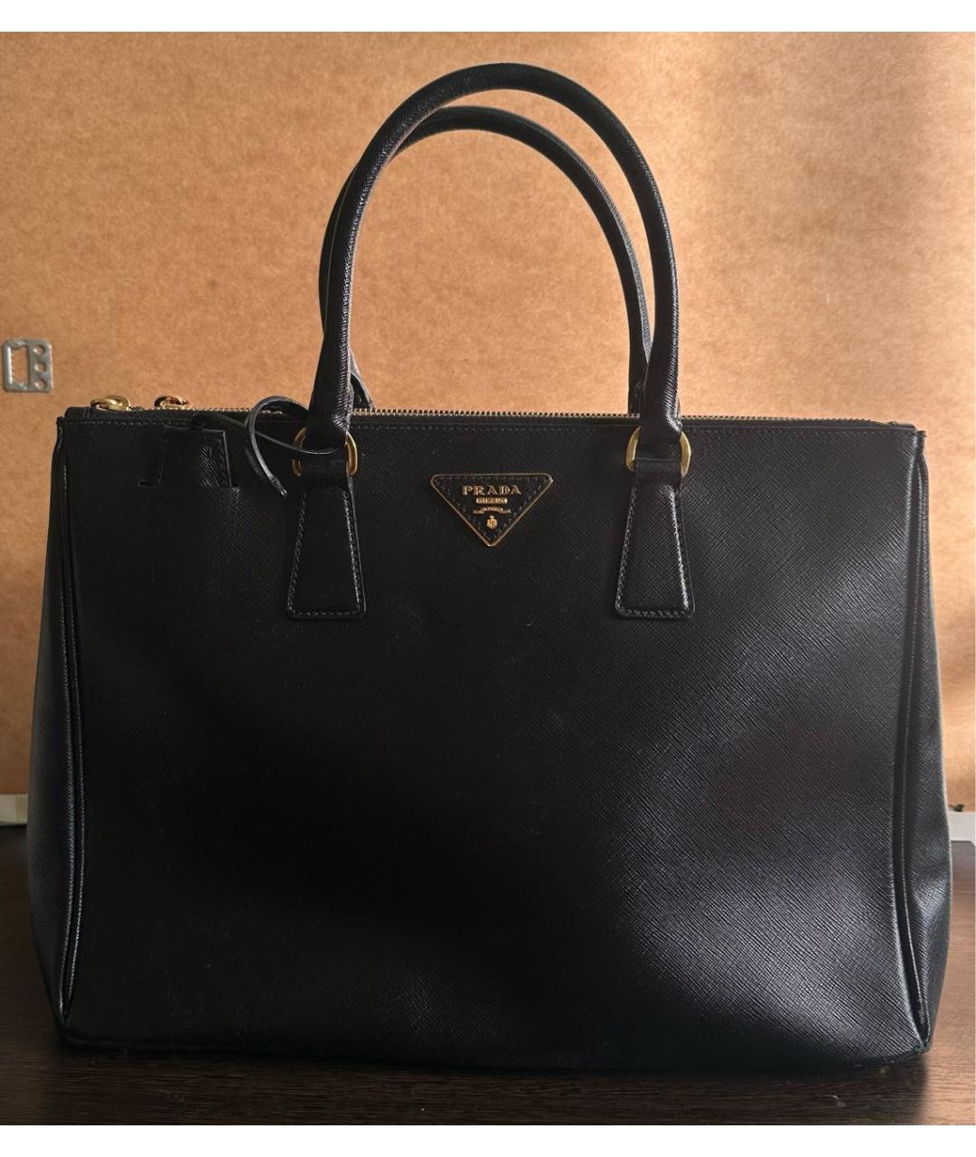 PRADA Черная кожаная сумка с короткими ручками, фото 3