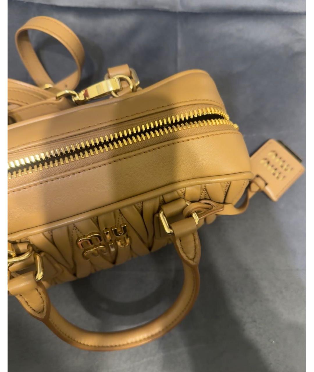 MIU MIU Коричневая кожаная сумка с короткими ручками, фото 3