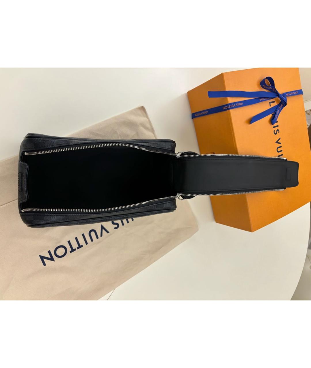 LOUIS VUITTON Черная косметичка, фото 6