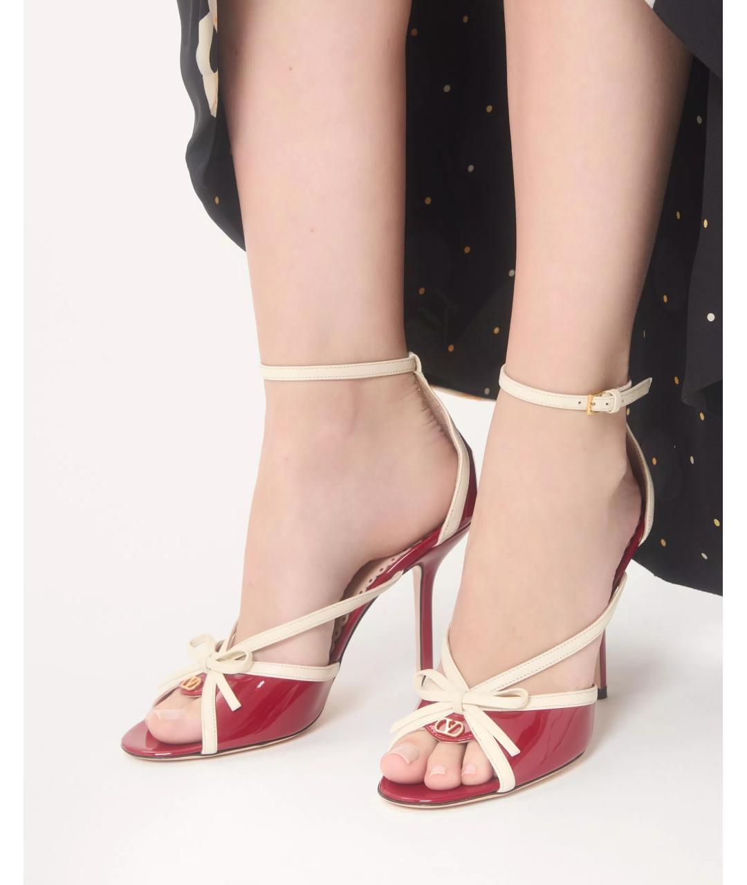 VALENTINO Красные босоножки из лакированной кожи, фото 3