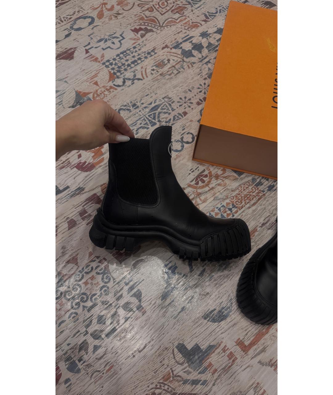 LOUIS VUITTON Черные нубуковые полусапоги, фото 6