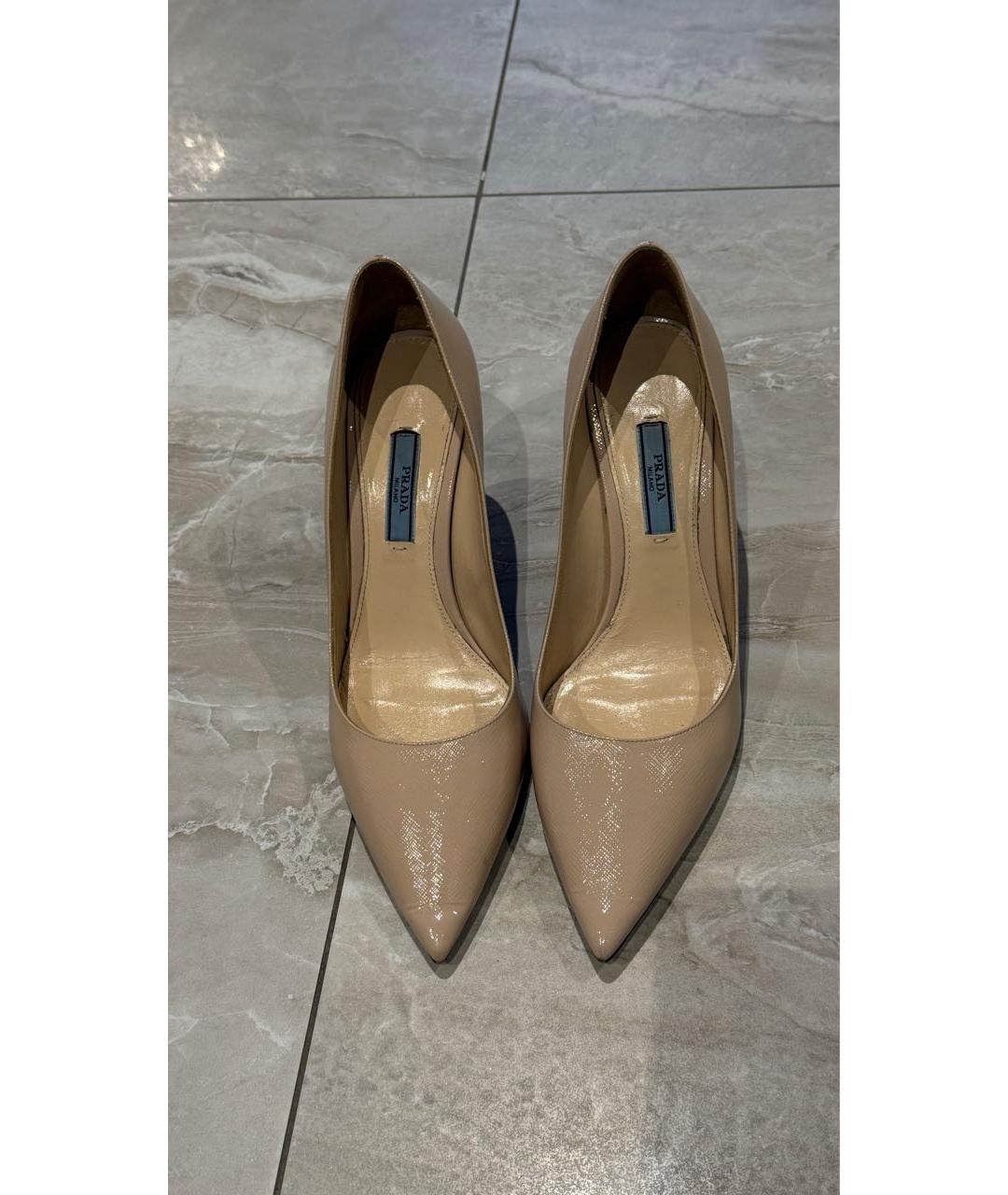PRADA Бежевые туфли из лакированной кожи, фото 2
