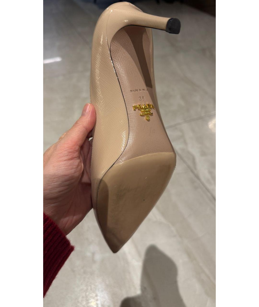 PRADA Бежевые туфли из лакированной кожи, фото 7