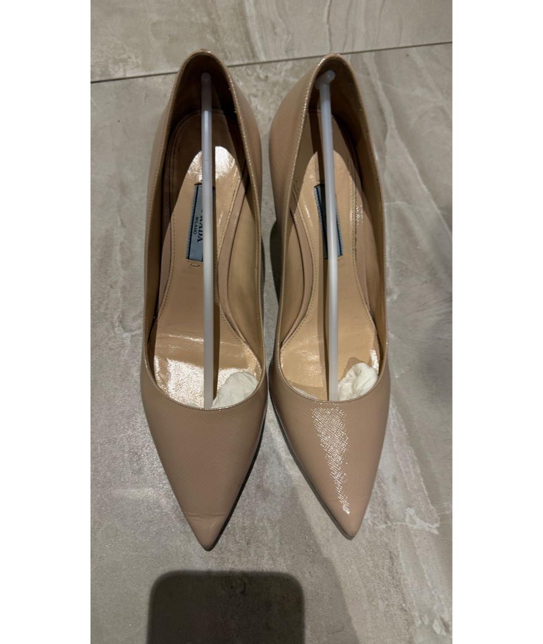 PRADA Бежевые туфли из лакированной кожи, фото 3