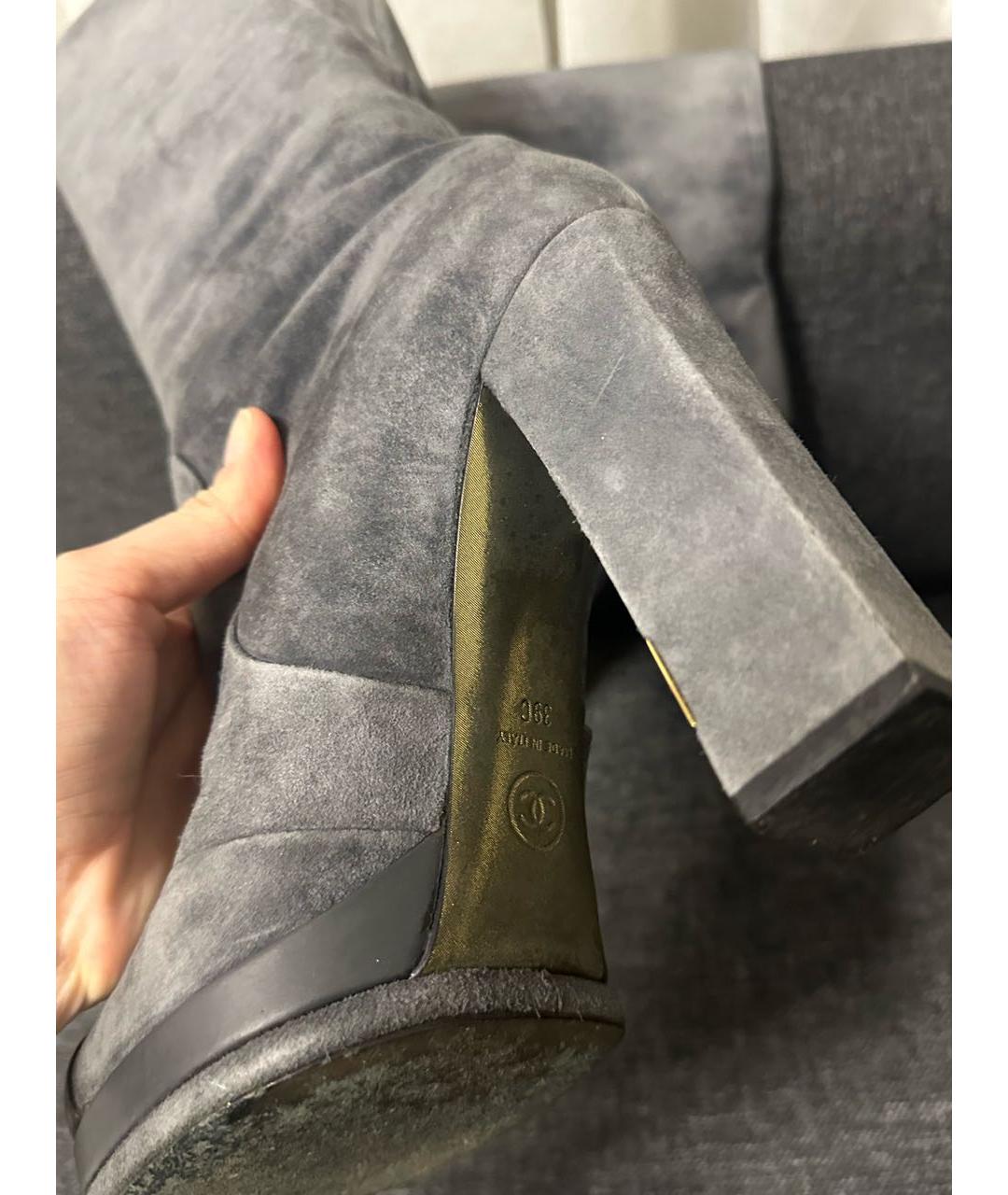 CHANEL Серые замшевые сапоги, фото 5