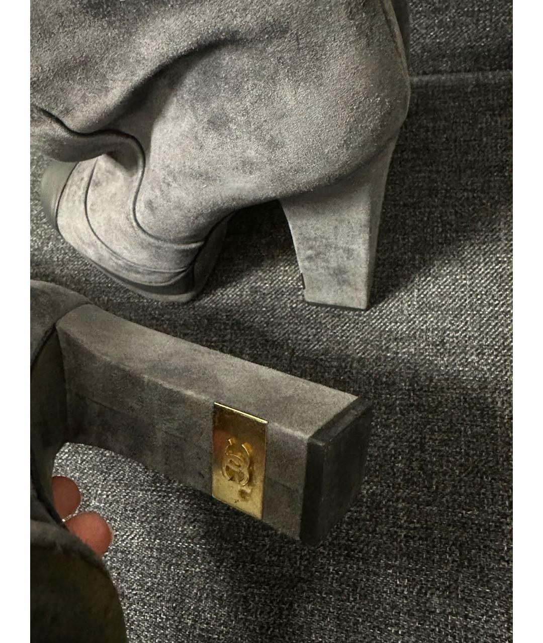 CHANEL Серые замшевые сапоги, фото 7