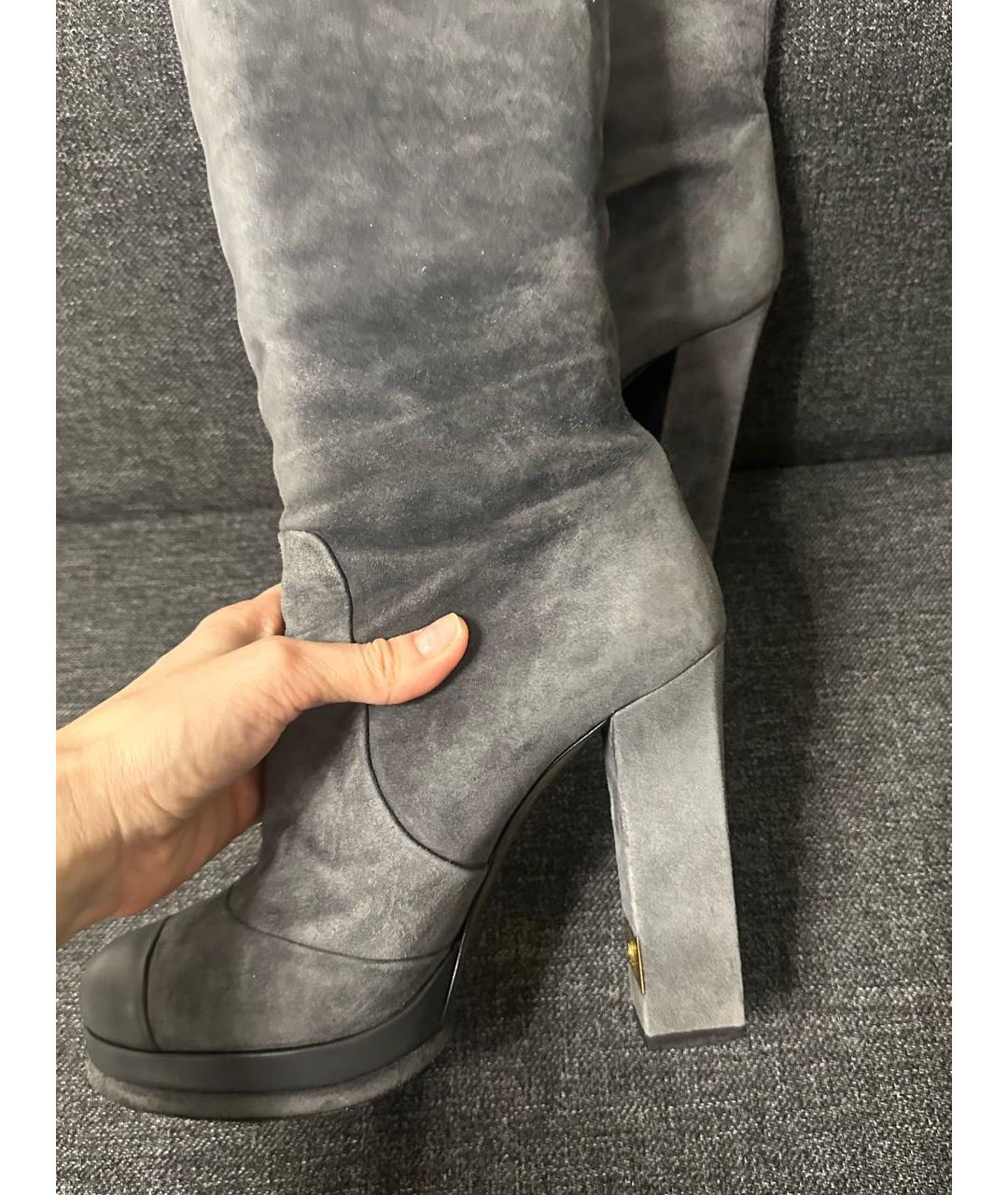 CHANEL Серые замшевые сапоги, фото 3