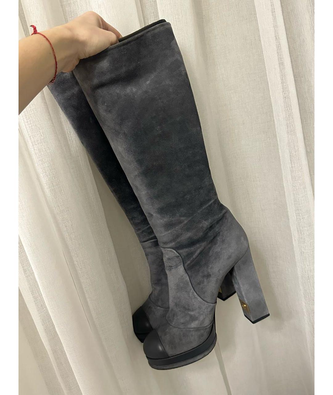 CHANEL Серые замшевые сапоги, фото 2