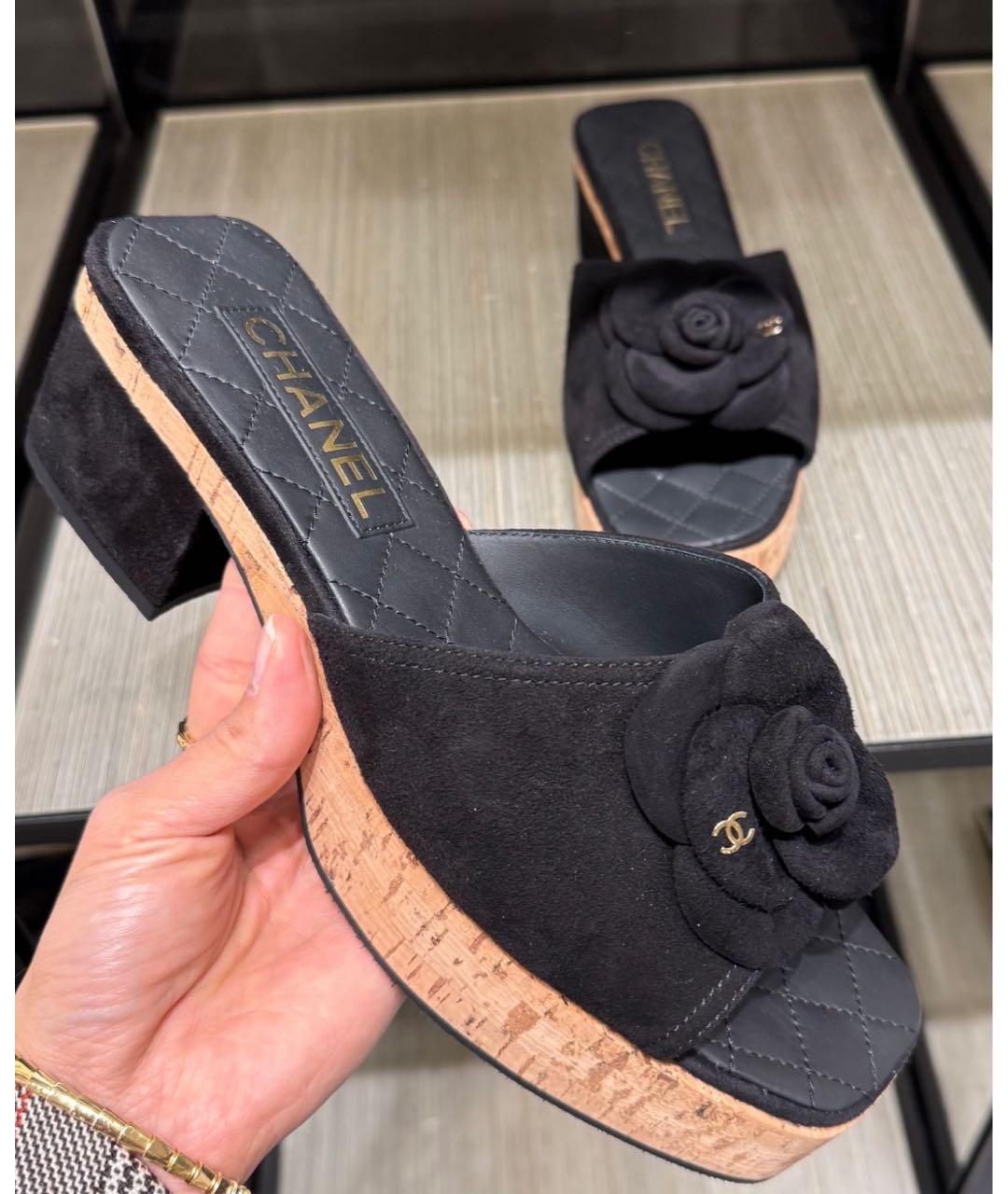CHANEL Черные замшевые шлепанцы, фото 3