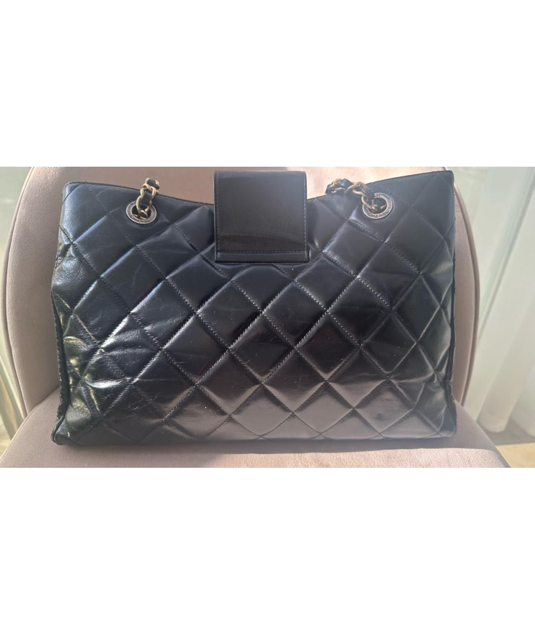 CHANEL Черная сумка тоут из лакированной кожи, фото 3