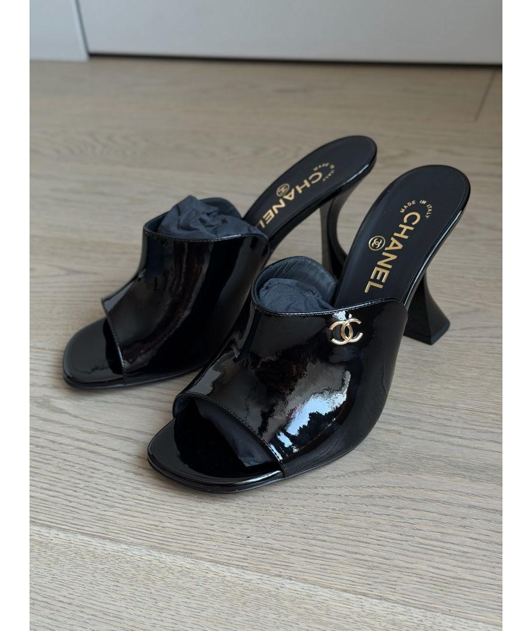 CHANEL Черные мюли из лакированной кожи, фото 4