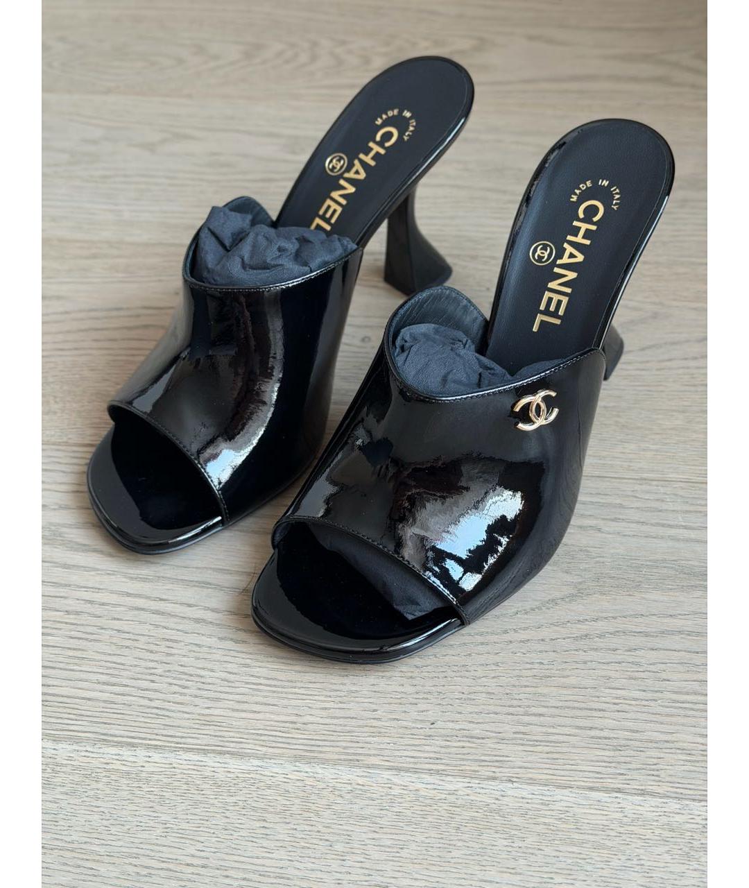 CHANEL Черные мюли из лакированной кожи, фото 3