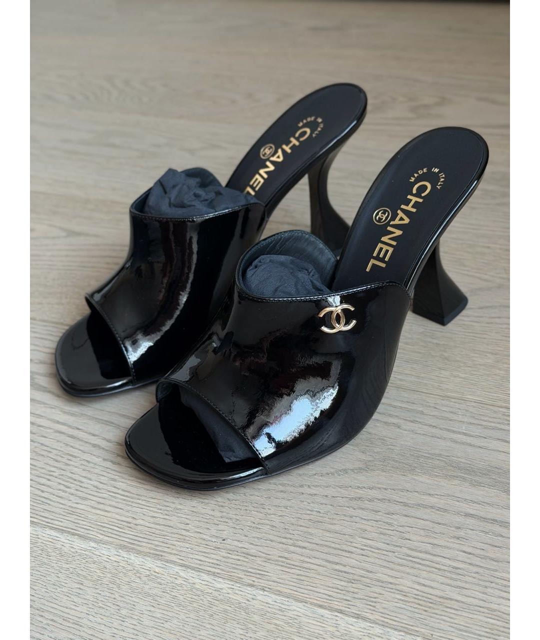 CHANEL Черные мюли из лакированной кожи, фото 5