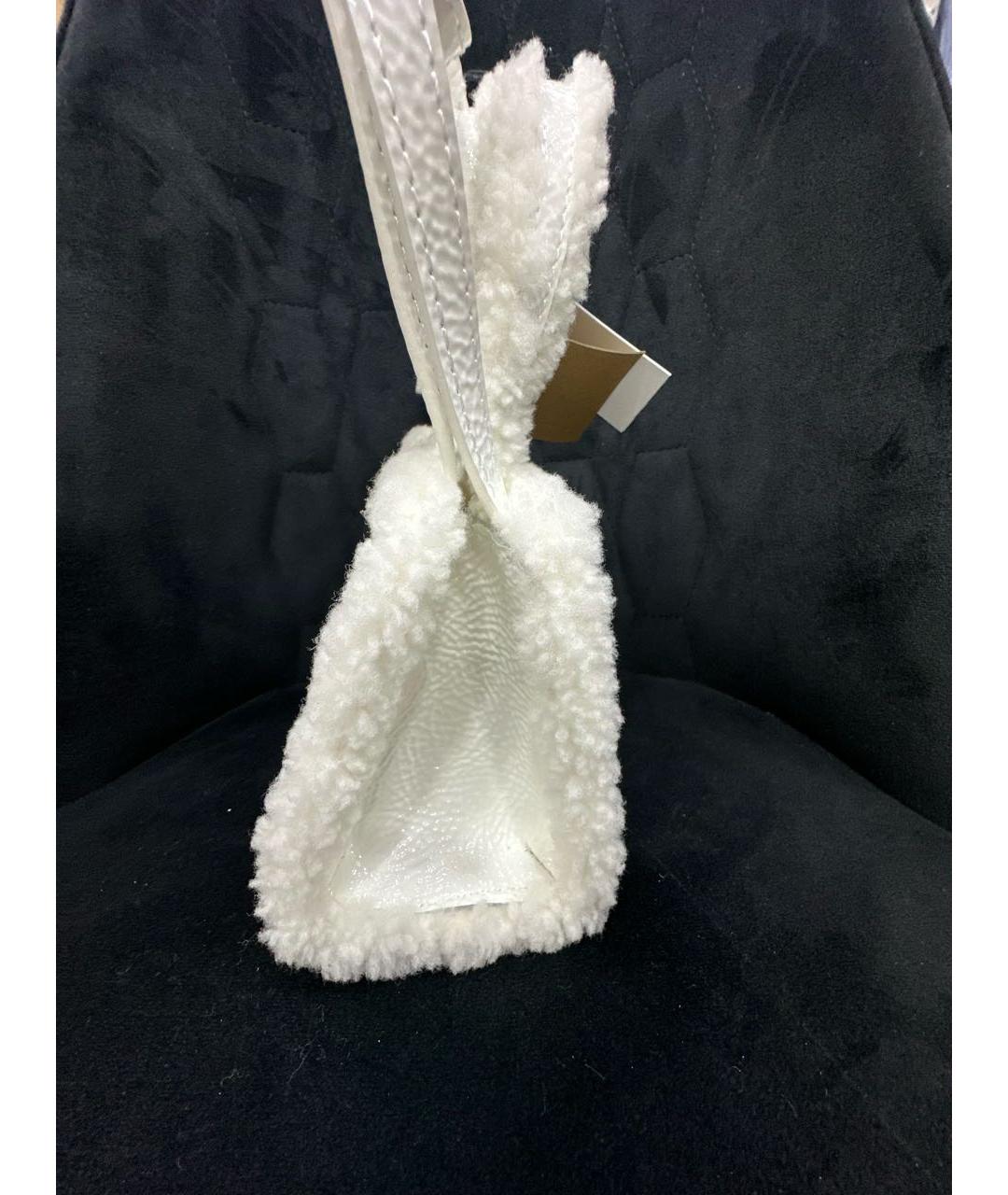 UGG AUSTRALIA Белая сумка через плечо из лакированной кожи, фото 3