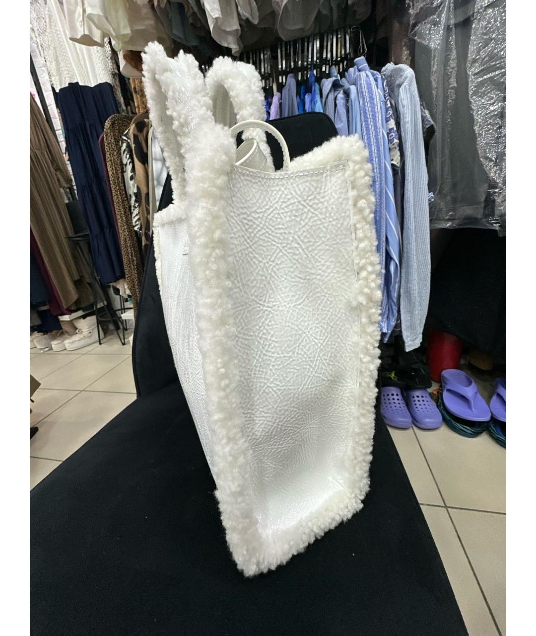 UGG AUSTRALIA Белая сумка тоут из лакированной кожи, фото 3