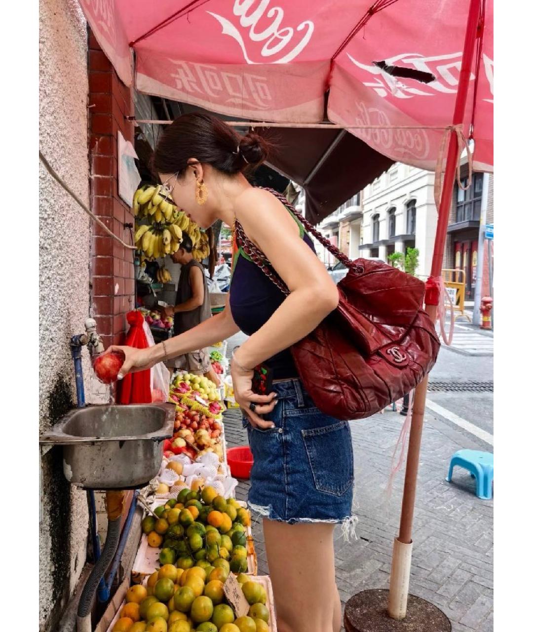 CHANEL Красная сумка через плечо из лакированной кожи, фото 7