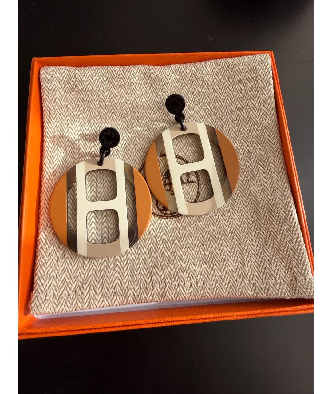 HERMES Бежевые пластиковые серьги, фото 3