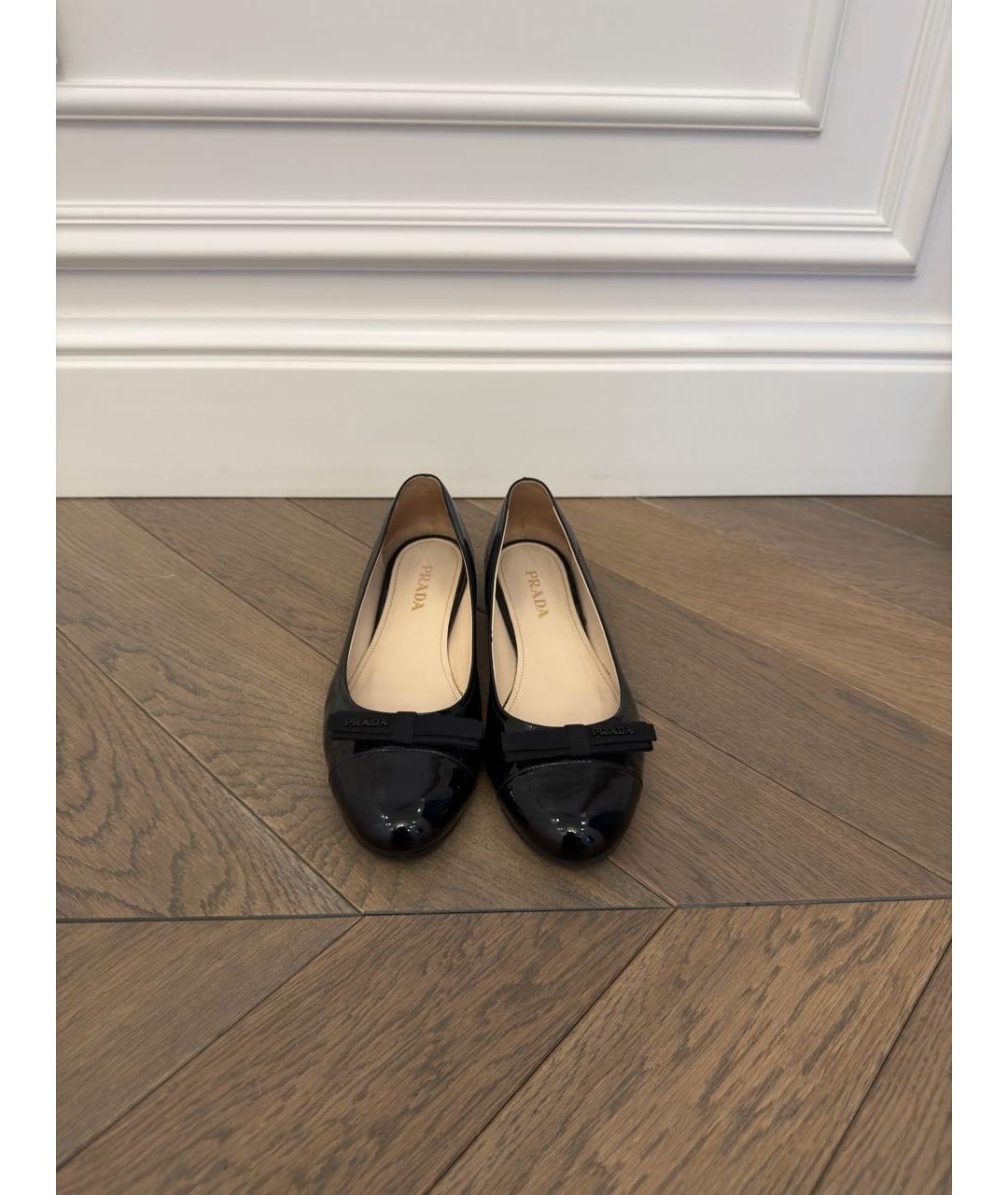 PRADA Черные балетки из лакированной кожи, фото 2