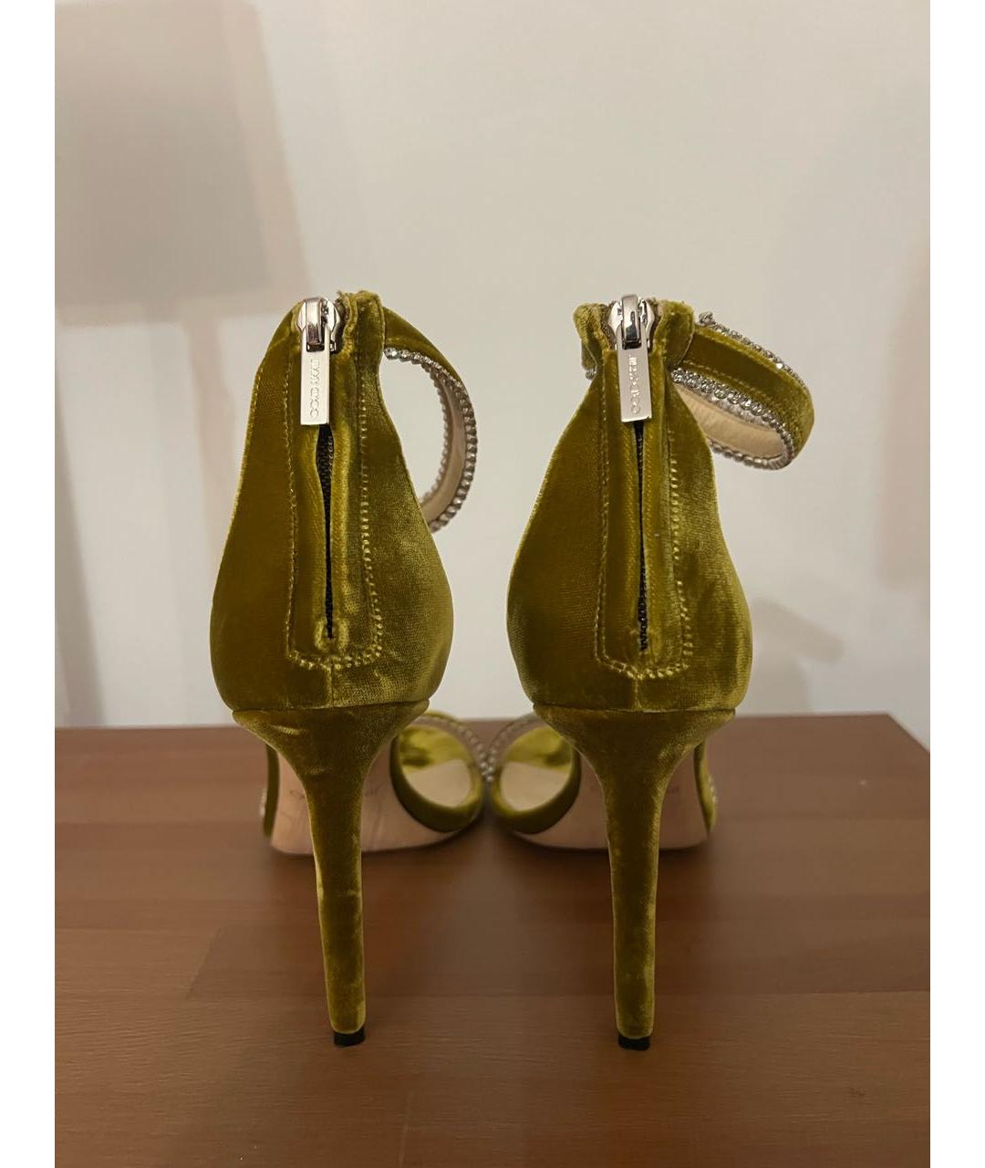JIMMY CHOO Горчичные бархатные босоножки, фото 3