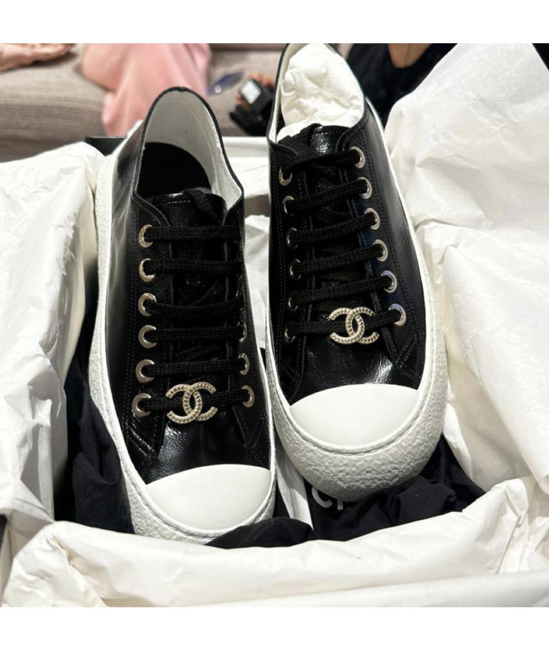 CHANEL Черные кеды из лакированной кожи, фото 2