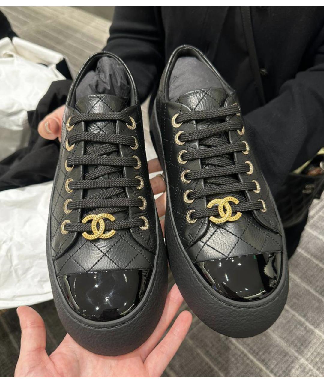 CHANEL Черные кеды из лакированной кожи, фото 2