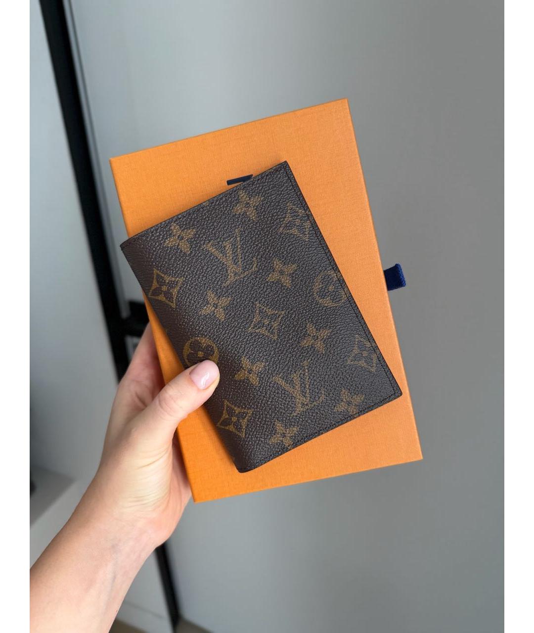 LOUIS VUITTON Коричневый кардхолдер из искусственной кожи, фото 3