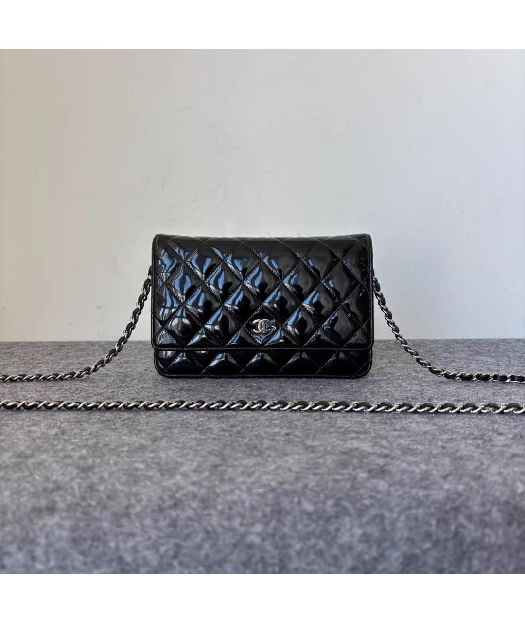 CHANEL Черная сумка через плечо из лакированной кожи, фото 9