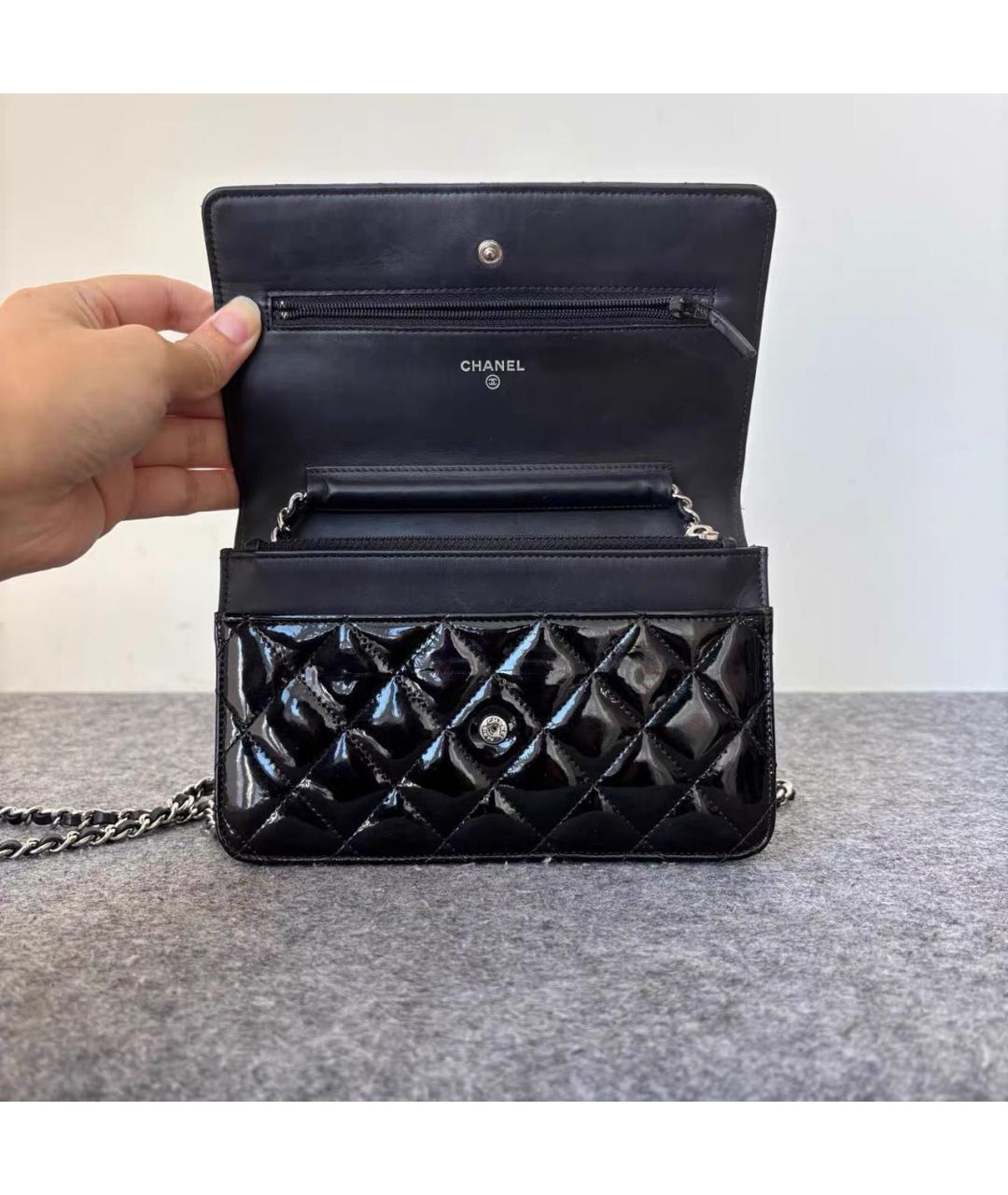 CHANEL Черная сумка через плечо из лакированной кожи, фото 7