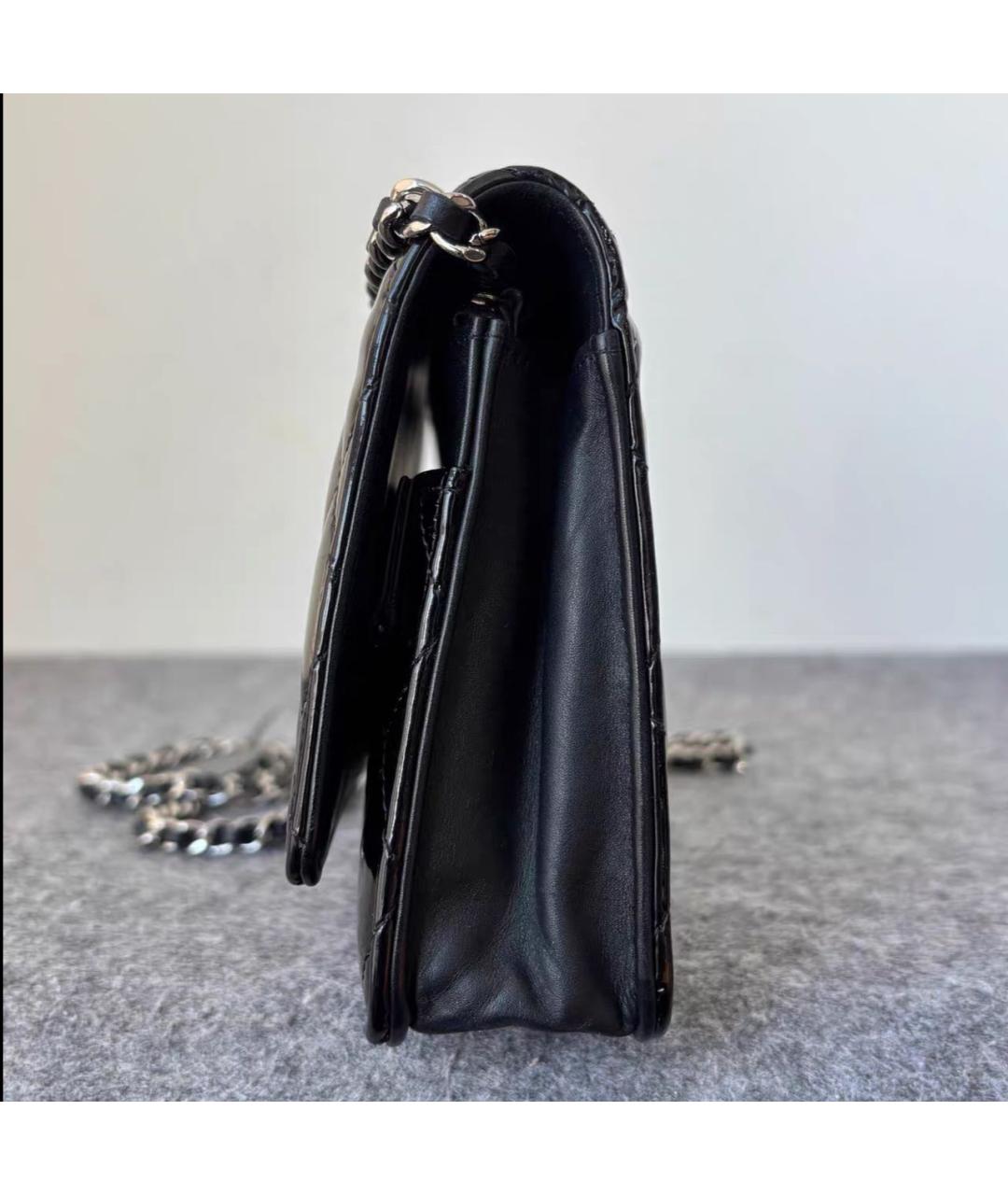 CHANEL Черная сумка через плечо из лакированной кожи, фото 4