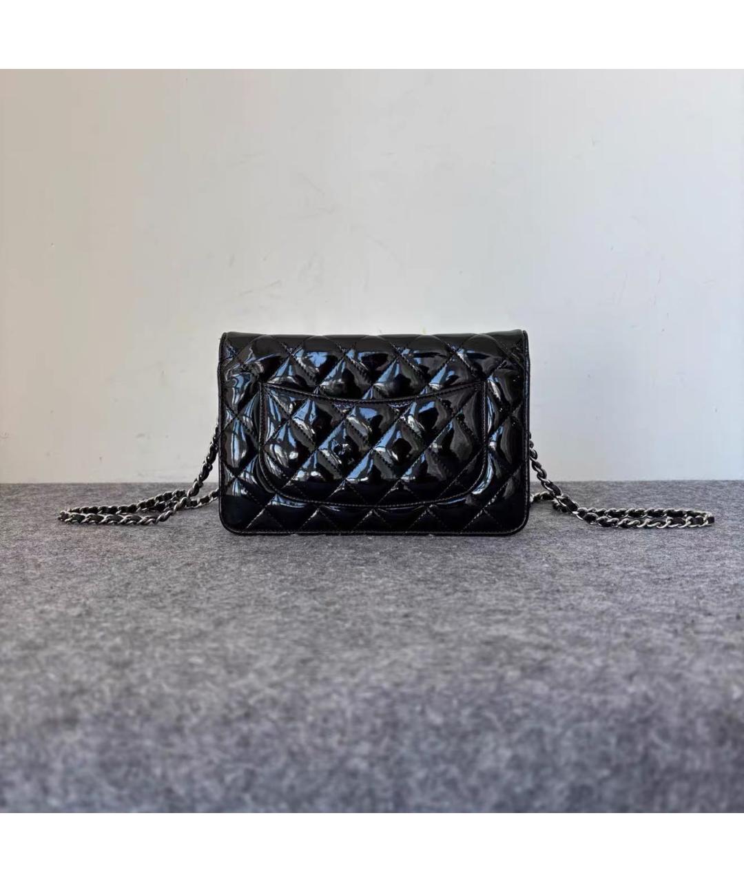 CHANEL Черная сумка через плечо из лакированной кожи, фото 2