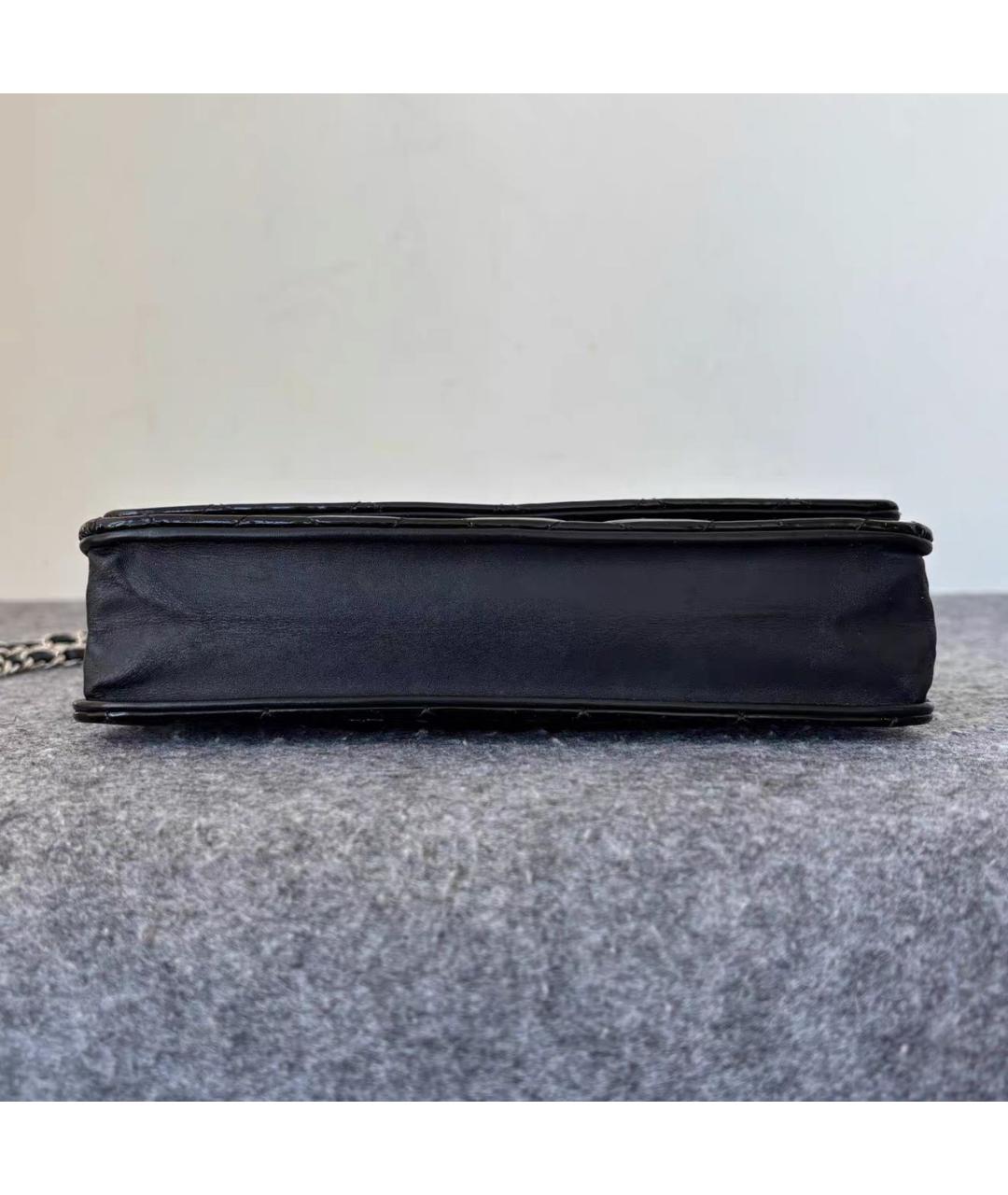 CHANEL Черная сумка через плечо из лакированной кожи, фото 6