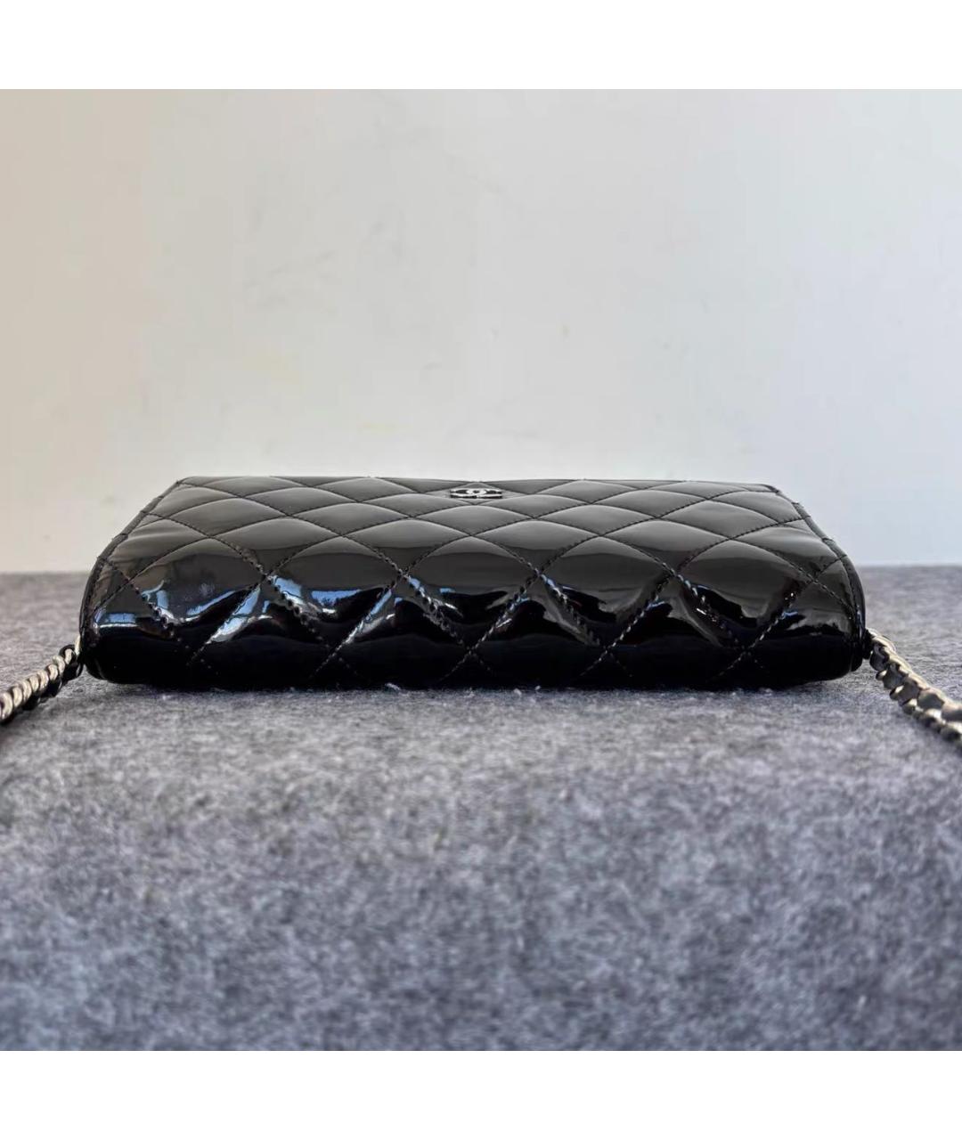 CHANEL Черная сумка через плечо из лакированной кожи, фото 5