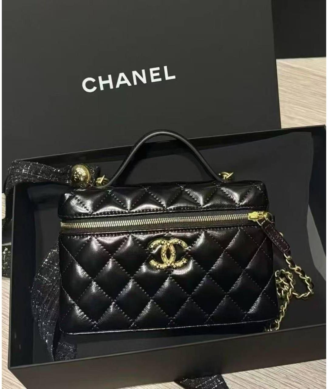 CHANEL Черная кожаная сумка с короткими ручками, фото 3