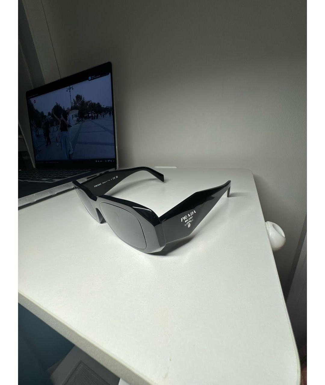 PRADA Черные пластиковые солнцезащитные очки, фото 2