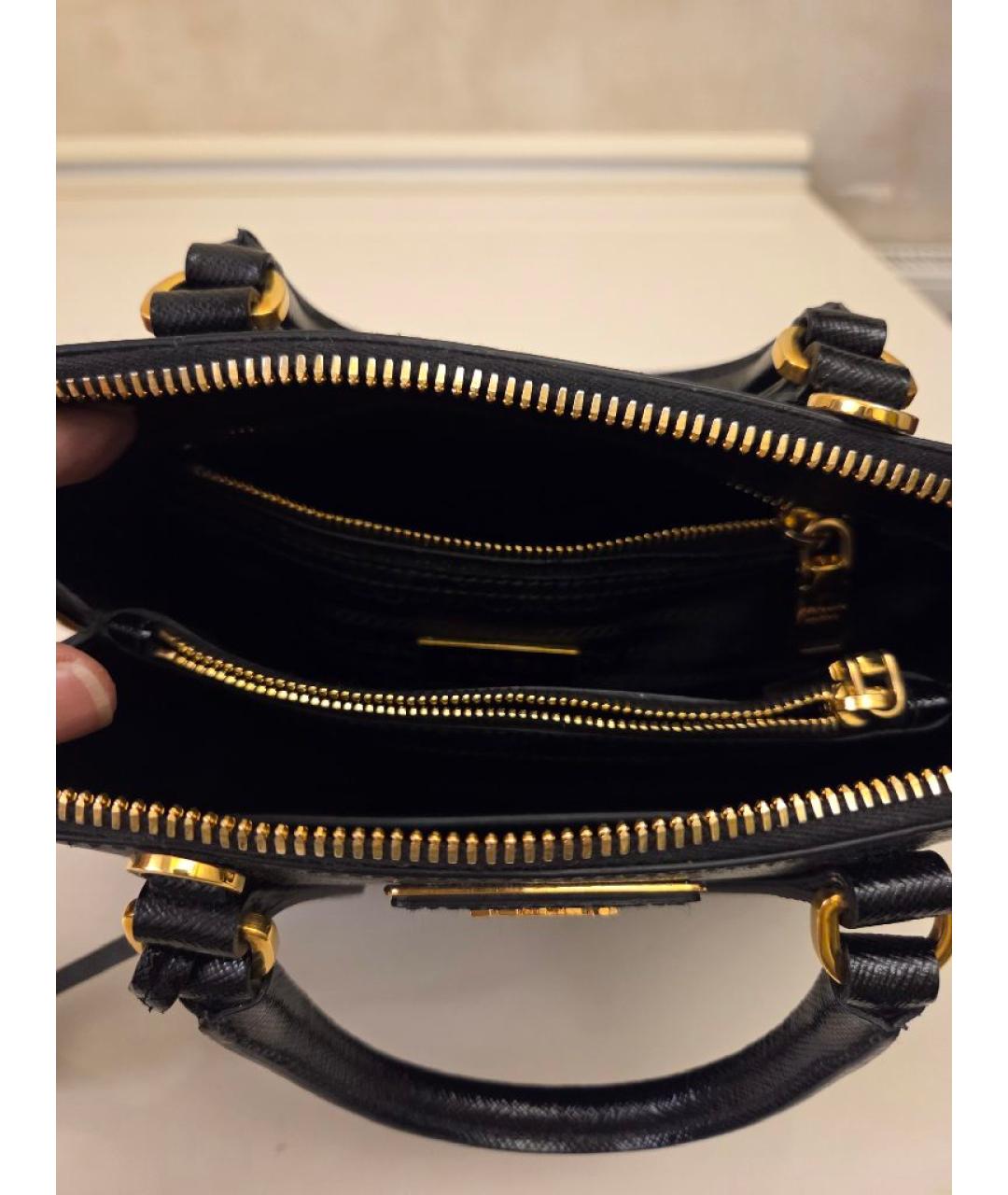 PRADA Черная кожаная сумка с короткими ручками, фото 5