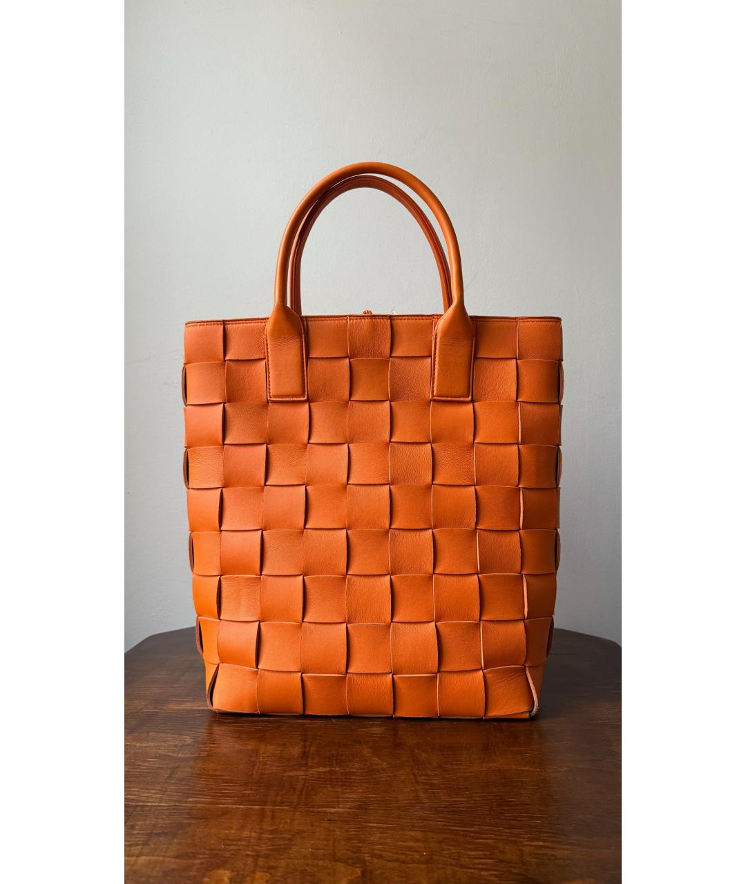 BOTTEGA VENETA Оранжевая кожаная сумка тоут, фото 2
