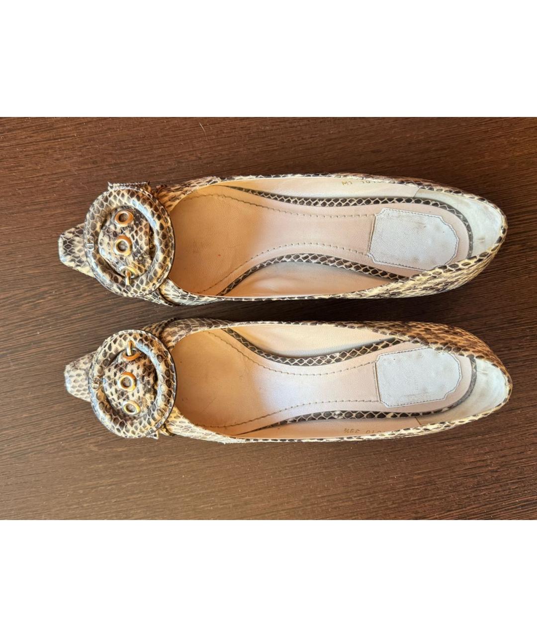 CHRISTIAN DIOR Бежевые лодочки на низком каблуке из экзотической кожи, фото 3