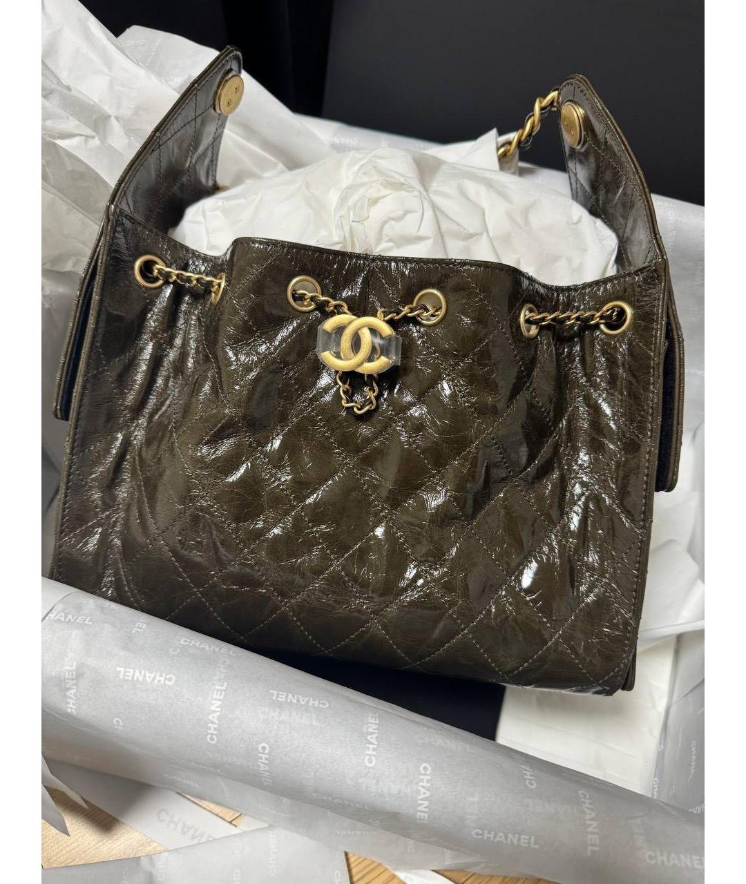 CHANEL Коричневая сумка через плечо из лакированной кожи, фото 2